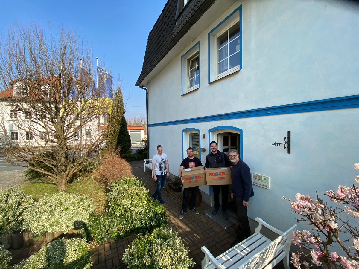 Bus_Bruecke's tweet photo. Gerade war #DoBiMedia bei uns am Sammelstützpunkt und hat eine Wagenladung Hilfegüter und Spenden vorbei gebracht, die wir in einem der nächsten Busse mit an die ukrainische Grenze nehmen werden. Vielen Dank für eure Hilfe!!! 🙏✌️ #Busbrücke #Ukraine #GemeinsamHelfen https://t.co/6Kt7kNBNJH