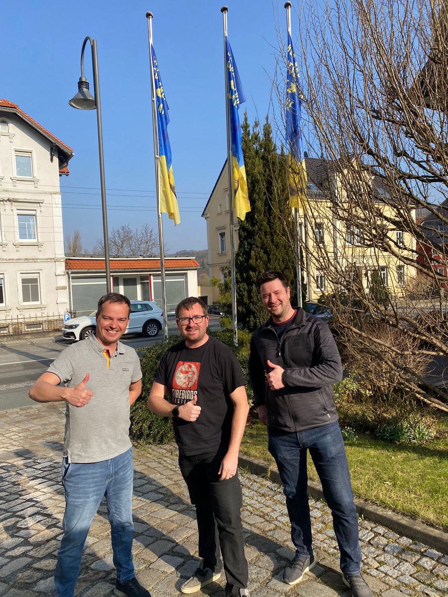 Bus_Bruecke's tweet photo. Gerade war #DoBiMedia bei uns am Sammelstützpunkt und hat eine Wagenladung Hilfegüter und Spenden vorbei gebracht, die wir in einem der nächsten Busse mit an die ukrainische Grenze nehmen werden. Vielen Dank für eure Hilfe!!! 🙏✌️ #Busbrücke #Ukraine #GemeinsamHelfen https://t.co/6Kt7kNBNJH
