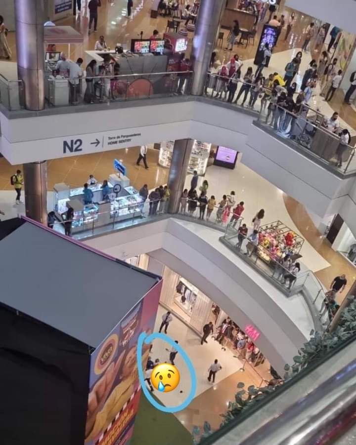 ColombiaVirall's tweet photo. Por razones que son materia de investigación un joven de tan solo 16 años perdió la vida tras caer del cuarto piso del centro comercial Viva al norte de #Barranquilla.

El adolescente fue identificado como Isaac Jesús Anaya Segrera. https://t.co/pW2RvOK3ui