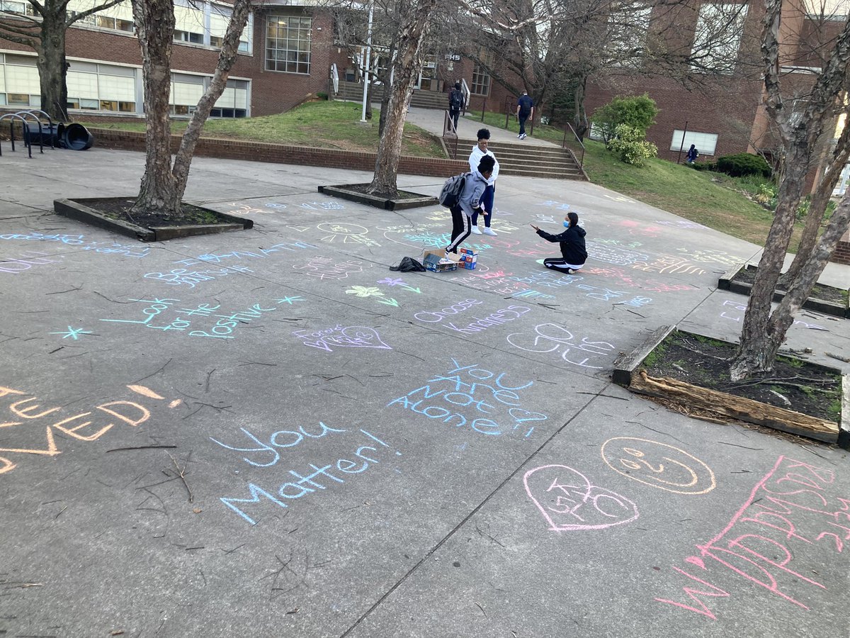 FHSCounselors1's tweet photo. Our projectU group hosted a Positive Vibes chalk walk today ๐งก๐งก๐งกSharinโ that love!!! #choosekindness #projectU #FultonFam https://t.co/esb1ejzpld