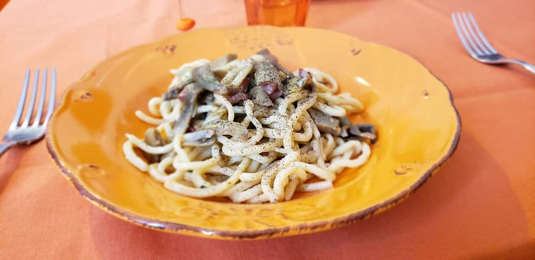 #FlashbackFridayz #WorldFood 

Thanks to hosts-
<a href="/TravelBugsWorld/">Travel Bugs World ✈️🐞🌎</a>
<a href="/Adventuringgal/">Cynthia | Adventuring Woman</a>
<a href="/jenny_travels/">Uncharted Traveling</a>
@Chalkcheese111
<a href="/lizzie_hubbard2/">Lizzie Hubbard</a>
Was going to do a 📷 trip around the 🌎, but my mind (&amp; tummy) got stuck on photos from a cooking class in a home kitchen in Florence #Italy. Food w/❤