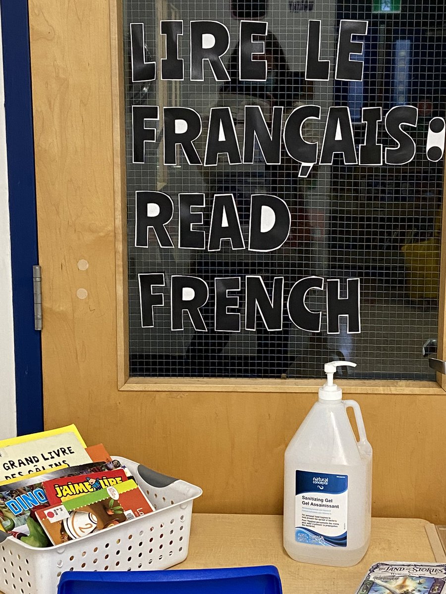 tc_shannrichard's tweet photo. Thank you @OLMC_LC_library for promoting French learning this week! 💙 #BeOLMC https://t.co/F89nDXGzDX