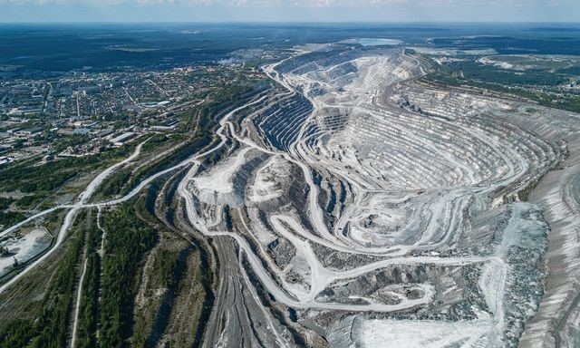 #RGSles #8

Toch is het nog niet overal ter wereld verboden. Sinds 2010 zijn de asbestmijnen in Canada pas gesloten. Sterker nog, in Rusland en Zuid-Amerika wordt zelfs nog ‘nieuwe’ asbest gewonnen. Naast de asbestmijn in Rusland ligt de stad ‘Асбест’.