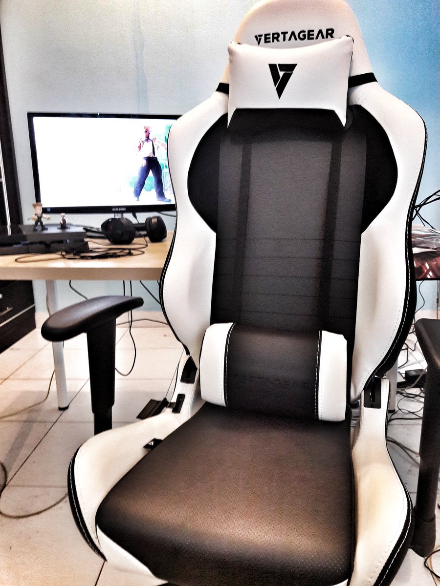 Vertagear's tweet photo. There's just something to love about the ⚫️⚪️ #SL2000

📸@SizemattersTTV https://t.co/XDBU47sm8w