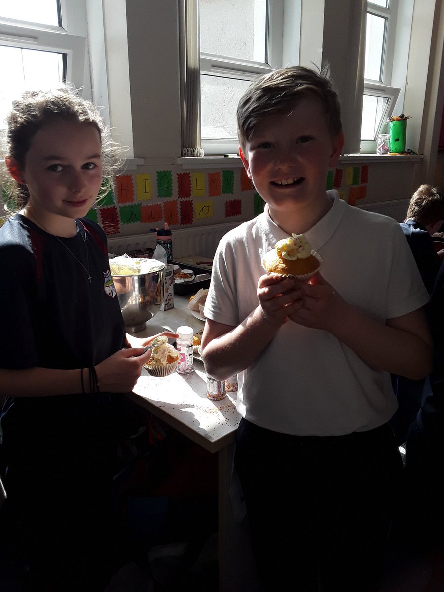 kilbehennyns's tweet photo. We enjoyed our cupcake picnic in the sunshine. https://t.co/xKpvZmXxMw