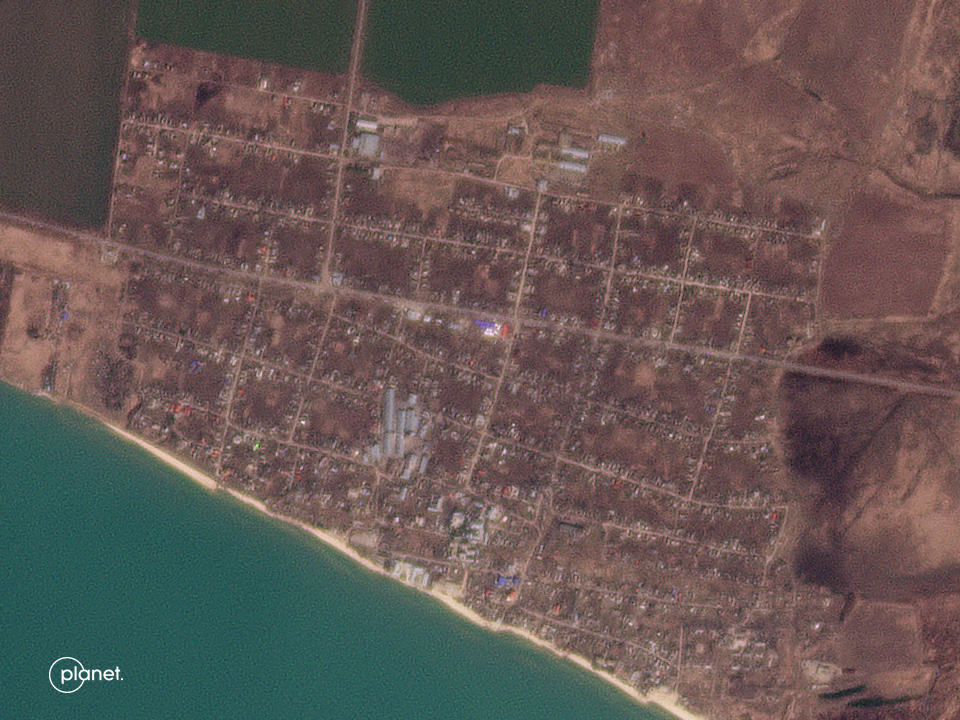 deankirby_'s tweet photo. Images by 📸@planet show how the blue and white tents seen here in the middle of the images were built between 19 and 22 March. https://t.co/4GTxPFJw09