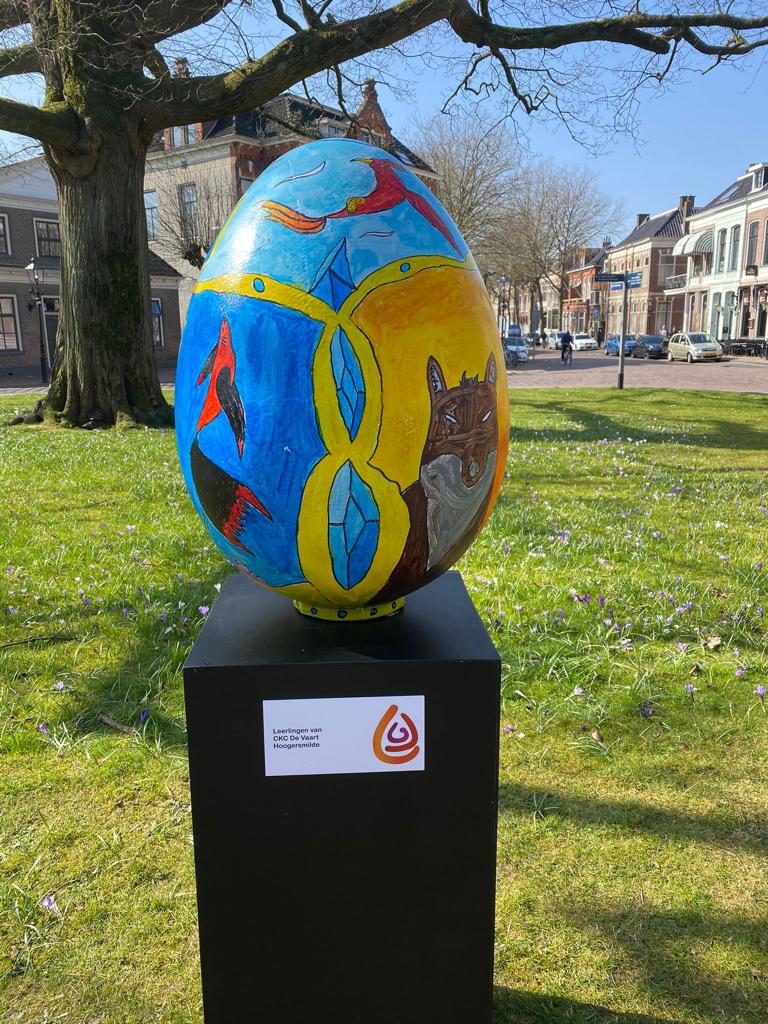cbsdevaart's tweet image. De afgelopen weken is er in de bovenbouw gewerkt aan het beschilderen van een XXL-ei. 
Ike uit groep 7 heeft de beschildering ontworpen.
Vanaf 25 maart zijn verschillende eieren te bewonderen in Assen bij het Drents Museum. 
dvhn.nl/drenthe/midden…