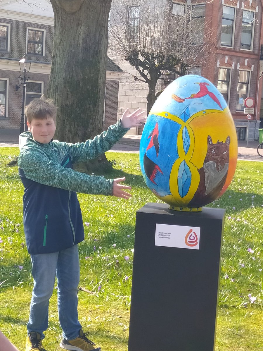 cbsdevaart's tweet image. De afgelopen weken is er in de bovenbouw gewerkt aan het beschilderen van een XXL-ei. 
Ike uit groep 7 heeft de beschildering ontworpen.
Vanaf 25 maart zijn verschillende eieren te bewonderen in Assen bij het Drents Museum. 
dvhn.nl/drenthe/midden…