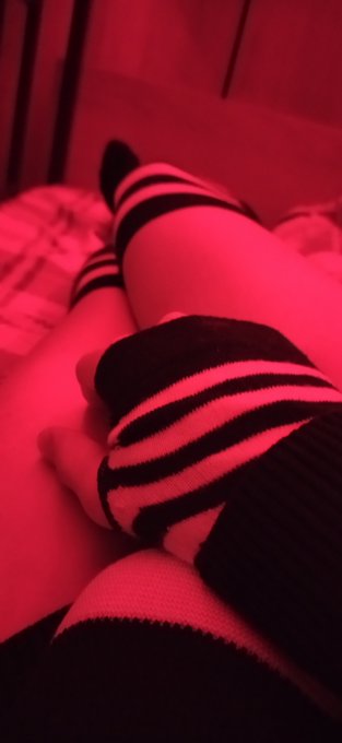 Trying out something new... How do you like this light?
#Femboy #Legs #Lewd #Cute #Kinky #Porn https://t