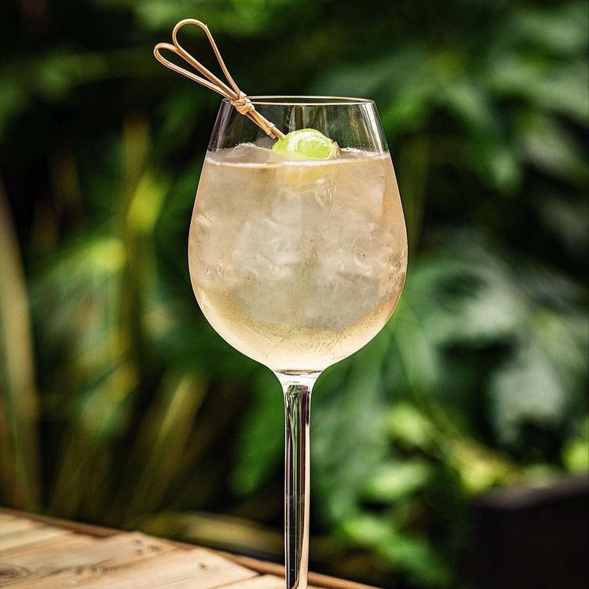 _SouthwarkIntro's tweet photo. What could be better than a #cocktail in the #sun after a week of work? 🍸

Our friends at Nine Lives make the best cocktails in #LondonBridge, and we’re lucky enough to have them right on our doorstep at our #Bermondsey #offices!

#Office availability at https://t.co/wDErn37q76 https://t.co/3PyzUbunXj