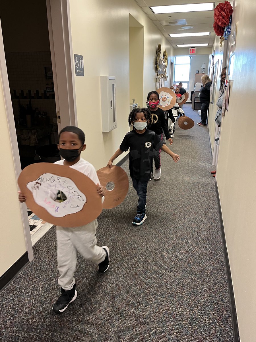 NealBlueCrabs's tweet photo. It’s a great day at Neal when Mrs. Theders and Mrs. Willis’ kindergarten class parades around the school dressed like donuts! Sang a song and handed out donuts to eat! Thank you for making our day ! 🍩 ⁦@ShellyBeil⁩  @lise2112 https://t.co/iiphFhpV3d