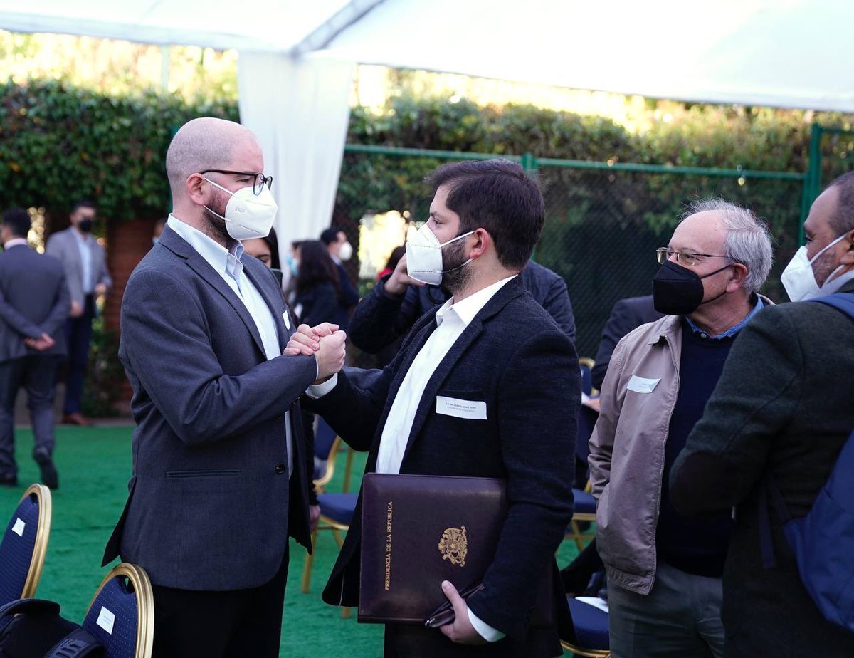 Presidente @gabrielboric encabezó jornada de diálogo y colaboración junto al Equipo de Gobierno, parlamentarias y parlamentarios oficialistas, para abordar mejoras en nuestro país.