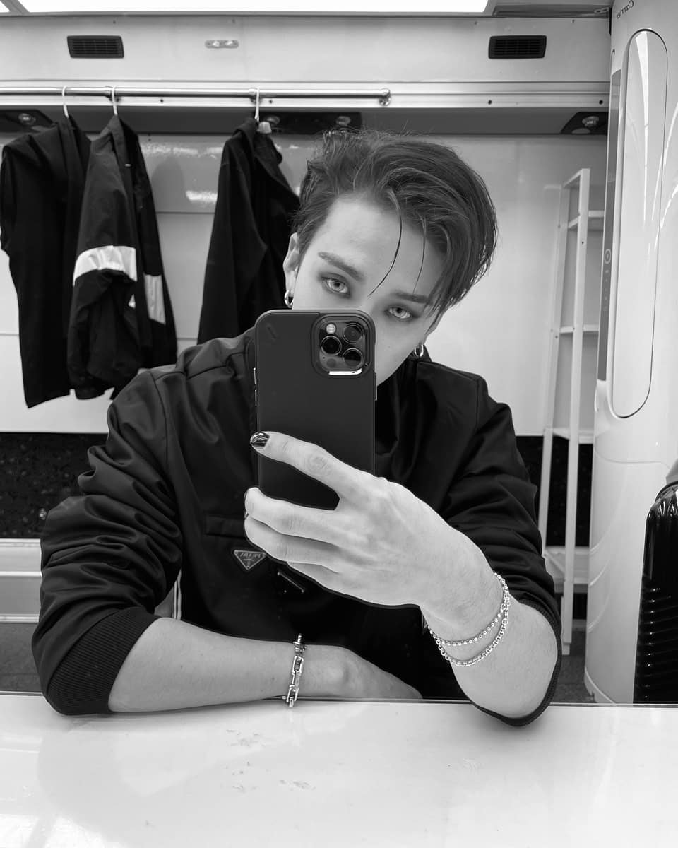 Iixprince's tweet photo. BANG CHAN POSTO SELCA *+*#*$&amp;*$*#*@*$&amp;÷ https://t.co/VTSphjwdte