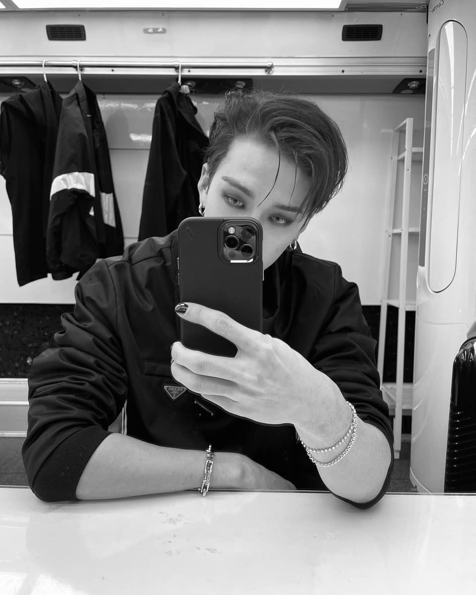 Iixprince's tweet photo. BANG CHAN POSTO SELCA *+*#*$&amp;*$*#*@*$&amp;÷ https://t.co/VTSphjwdte