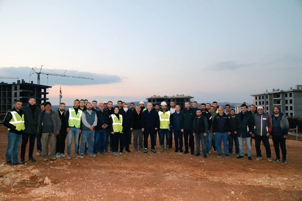 TOKİ Başkanımız Ömer Bulut, Gaziantep Şahinbey'de Güney Şehir Projesi kapsamında yapımı devam eden; 1'inci etapta 719, 2'inci etapta 786, 3'üncü etapta 912, toplamda 2.417 sosyal konut, ilköğretim ve ortaöğretim okulu, 2 ticaret merkezi ve 2 camiden oluşan projeleri inceledi.