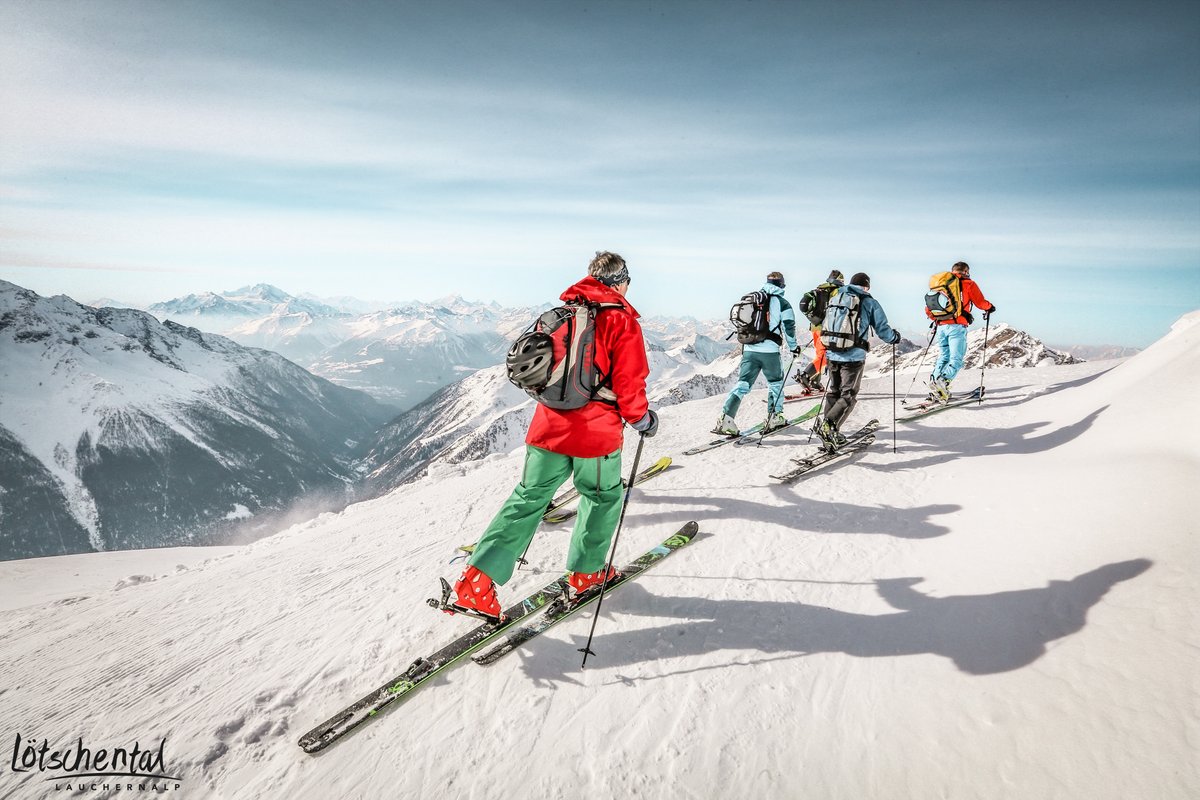 Derzeit ist es so warm, dass die Vorfreude auf den Sommer wächst.
Nicht so bei Skitouring Fans, denn ihre Saison fängt jetzt erst richtig an! Hollandia- und Lötschenpasshütte sind offen!
Wir wünschen ein fantastisches Wochenende! ☀
#welcometothemagicvalley #lötschental