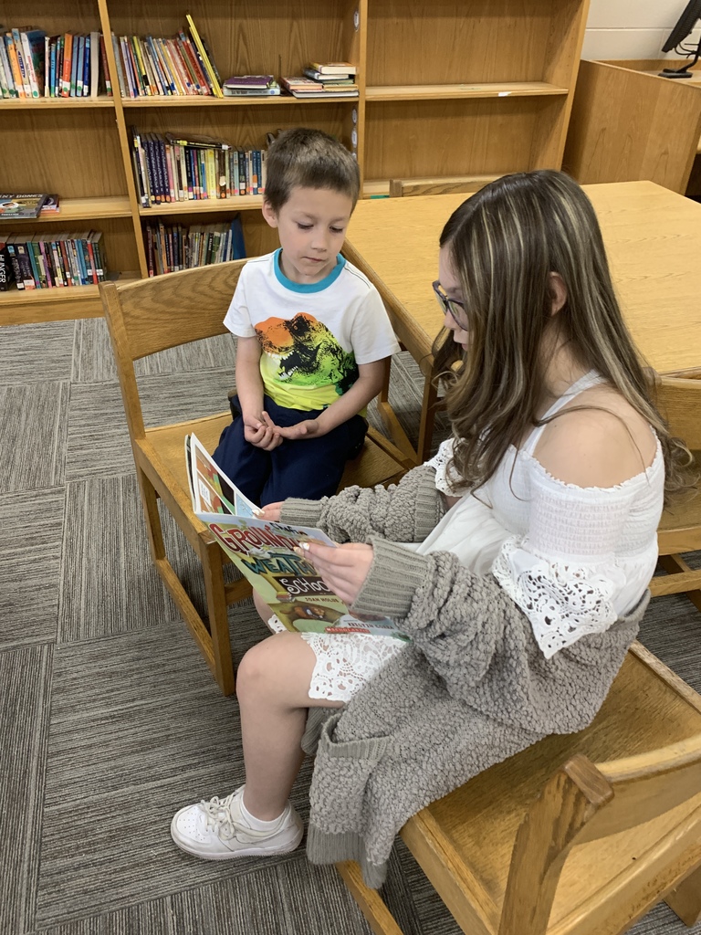 castle_wr's tweet photo. WRC 5th graders and Kindergarten team up to read books.... a new friendship has formed with these book buddies! https://t.co/OOoAhkptI3