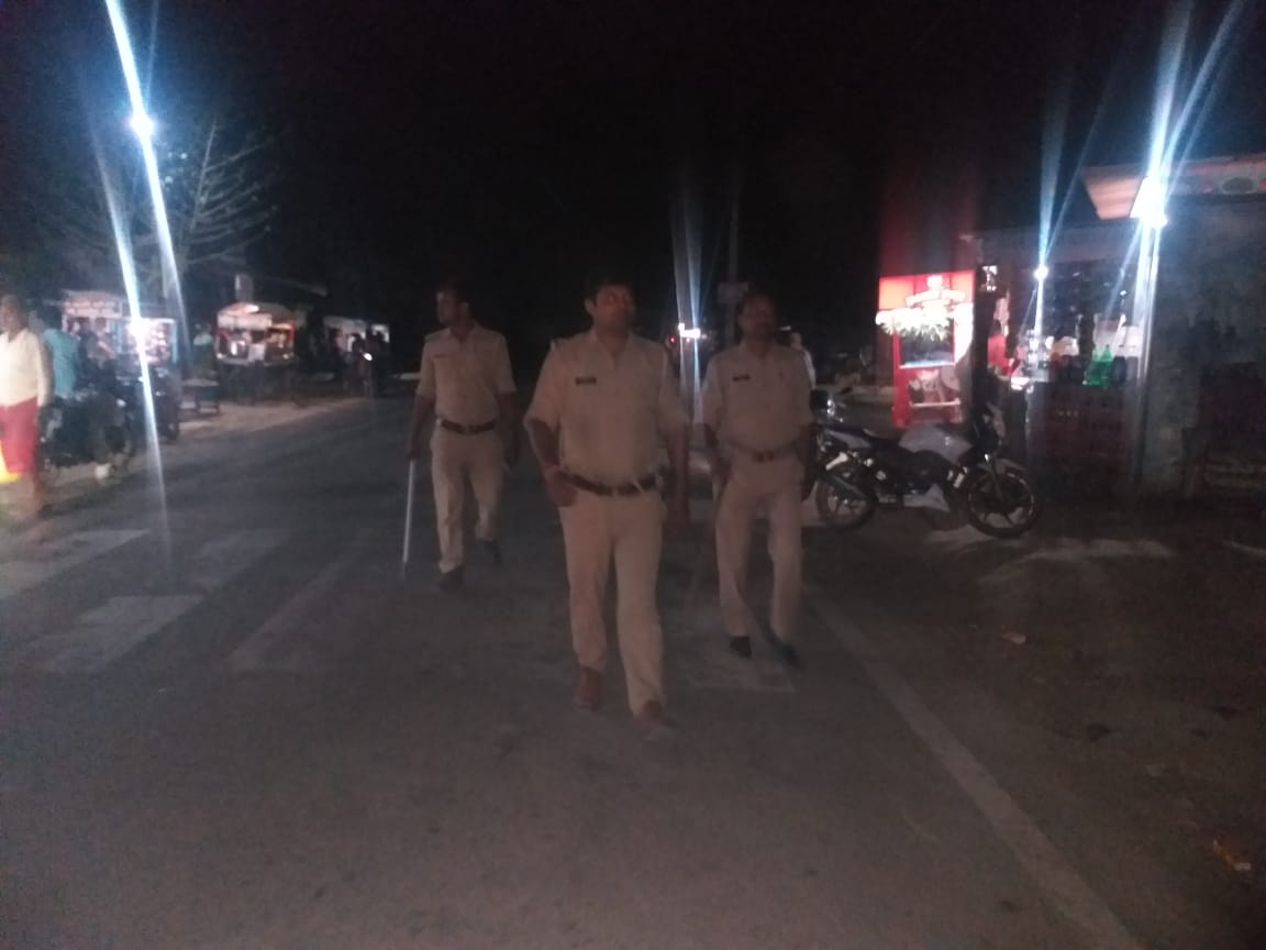 bastipolice's tweet photo. #BastiPolice सुरक्षा एवं शांति व्यवस्था के दृष्टिगत प्रभारी चौकी टिनिच थाना गौर मय पुलिस बल द्वारा चौकी क्षेत्रान्तर्गत पैदल गश्त करते हुए चौराहों/ मार्केट/ भीड़-भाड़ वाली जगहों पर संदिग्ध व्यक्तियों/ वाहनों/ वस्तुओं की गहनता से चेकिंग किया गया | https://t.co/LPbZOOCyqM