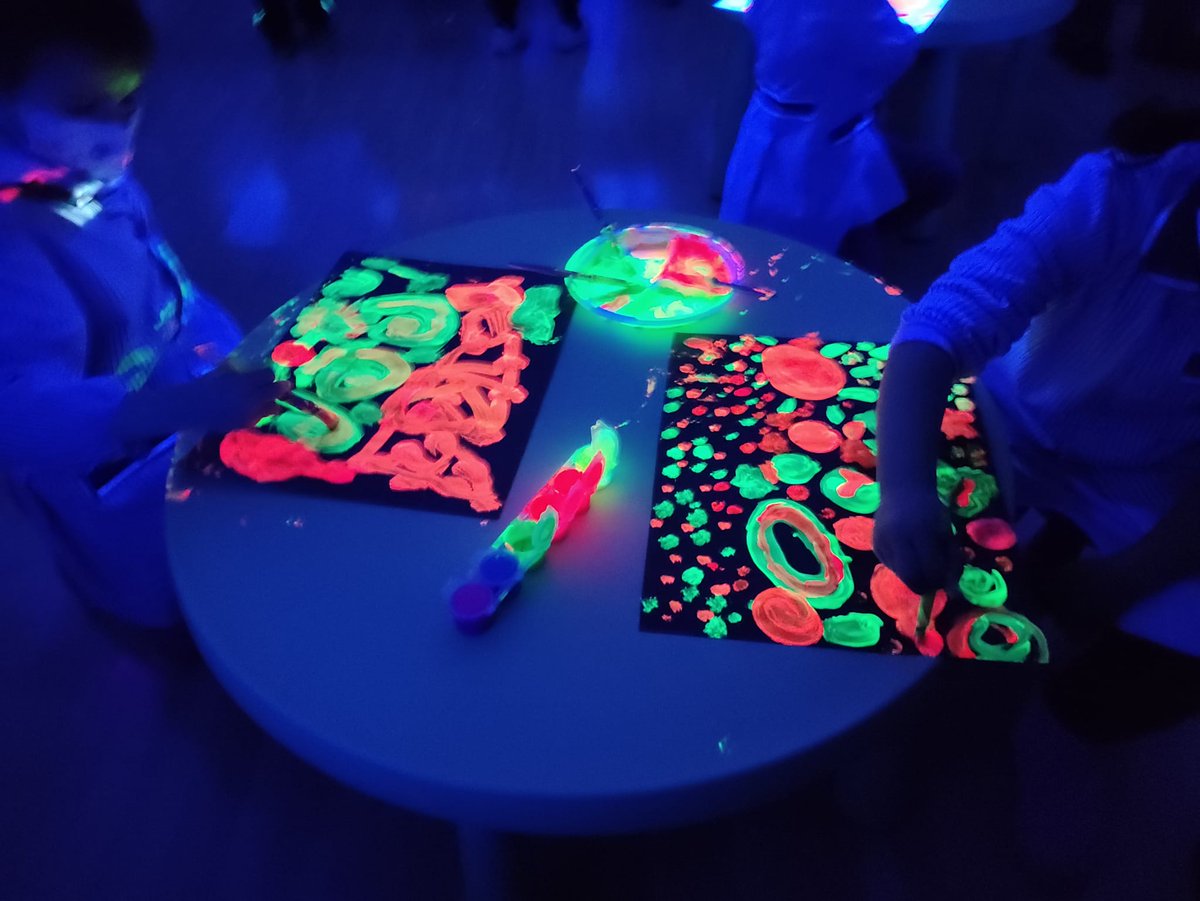 J_Montsalvatge's tweet image. Espais d'experimemtació lliure  de llum a l'etapa d'infantil. Visita als escolapios de Saragossa. #Ambients