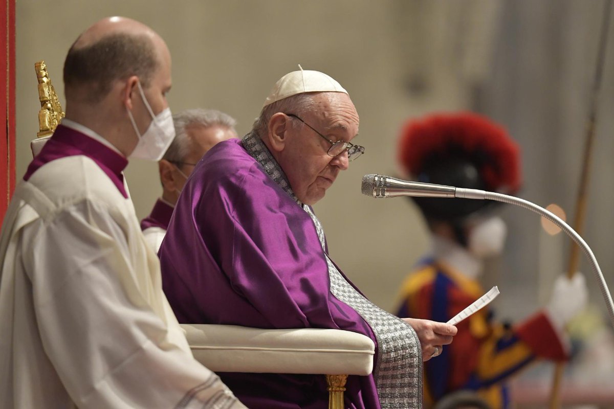 VaticanNews's tweet photo. "Every time we open our lives to God, fear can no longer hold us in thrall." - Pope Francis https://t.co/kEuWC3ShHy