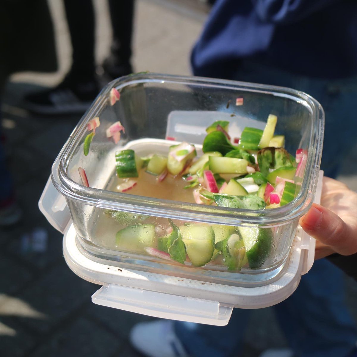 sbamueller's tweet photo. Und ja bei @F4F_Freiburg bringen die Teilnehmer selbst Salat in Schüsseln mit und essen den beim demonstrieren!
Auch das @RDL_Aktuell Radio Fahrrad - quasi ein mobiles Radiostudio war im Einsatz.
Im Hintergrund @JRFotograf beim Arbeiten.
#radiobike #freiesradio https://t.co/rBQLvB5yMn