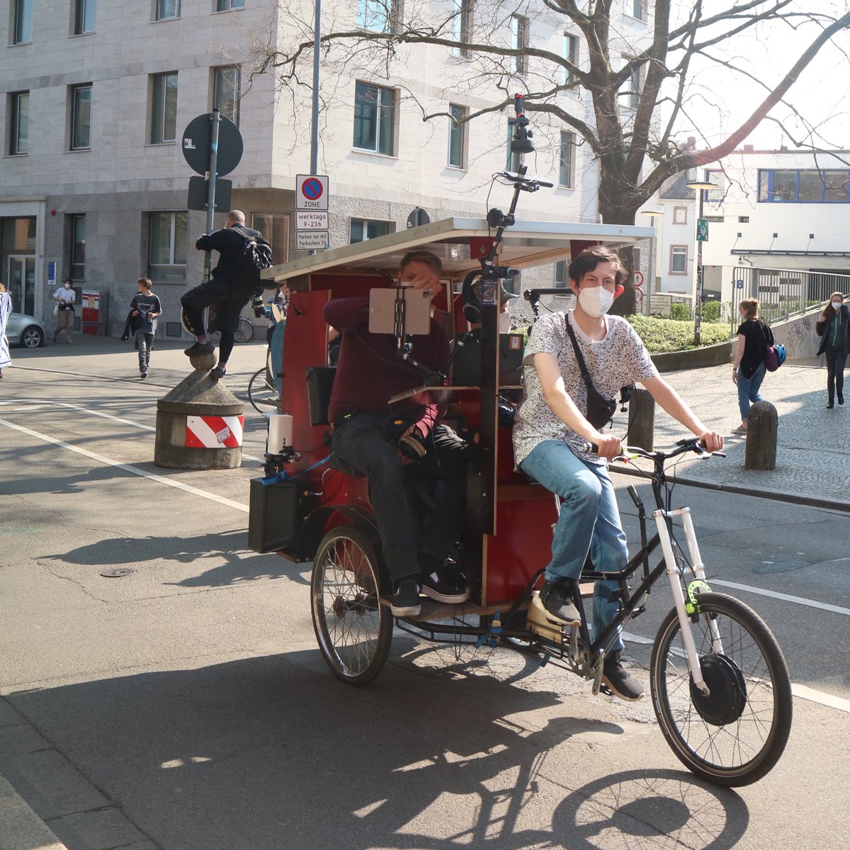 sbamueller's tweet photo. Und ja bei @F4F_Freiburg bringen die Teilnehmer selbst Salat in Schüsseln mit und essen den beim demonstrieren!
Auch das @RDL_Aktuell Radio Fahrrad - quasi ein mobiles Radiostudio war im Einsatz.
Im Hintergrund @JRFotograf beim Arbeiten.
#radiobike #freiesradio https://t.co/rBQLvB5yMn