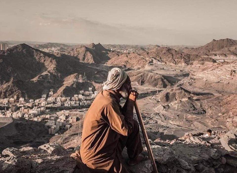 Tevekkül edip ; 

“Rabb'im benimledir. O, muhakkak bir çare gönderecektir..” dersen

İşte o zaman, denizler önünde yol olur…

Muhyiddin İbni Arabî