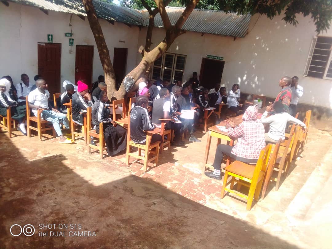 NjopaceN's tweet photo. Njombe paralegal Centre mkao wa Njombe Wilaya ya NJOMBE wasaidizi wa kisheria na ndugu NiColaus wakitoa elimu ya ukatili wa kijinsia kwenye chuo cha Molt Colleague https://t.co/rLcwGfocgr