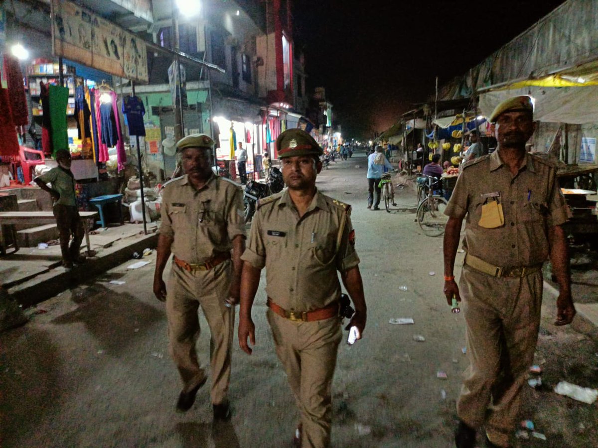 bastipolice's tweet photo. #BastiPolice सुरक्षा एवं शांति व्यवस्था के दृष्टिगत प्रभारी चौकी महराजगंज थाना कप्तानगंज मय पुलिस बल द्वारा चौकी क्षेत्रान्तर्गत पैदल गश्त करते हुए चौराहों/ मार्केट/ भीड़-भाड़ वाली जगहों पर संदिग्ध व्यक्तियों/ वाहनों/ वस्तुओं की गहनता से चेकिंग किया गया | https://t.co/qmHueVhM1J