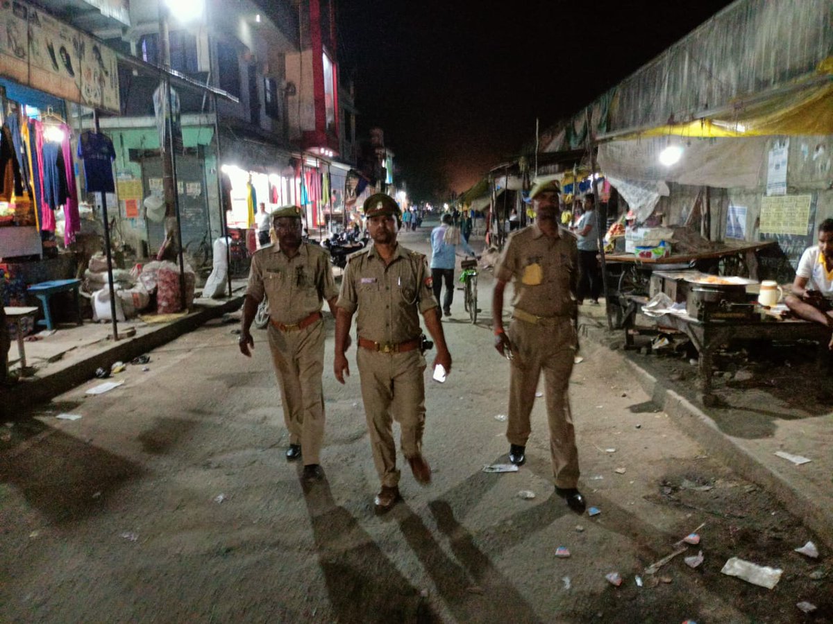 bastipolice's tweet photo. #BastiPolice सुरक्षा एवं शांति व्यवस्था के दृष्टिगत प्रभारी चौकी महराजगंज थाना कप्तानगंज मय पुलिस बल द्वारा चौकी क्षेत्रान्तर्गत पैदल गश्त करते हुए चौराहों/ मार्केट/ भीड़-भाड़ वाली जगहों पर संदिग्ध व्यक्तियों/ वाहनों/ वस्तुओं की गहनता से चेकिंग किया गया | https://t.co/qmHueVhM1J