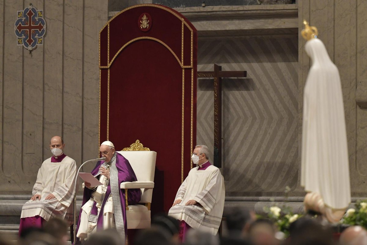 VaticanNews's tweet photo. "God changed history by knocking at the door of Mary’s heart. Today, renewed by God’s forgiveness, may we too knock at the door of her immaculate heart." - Pope Francis https://t.co/lTKDh5yROf