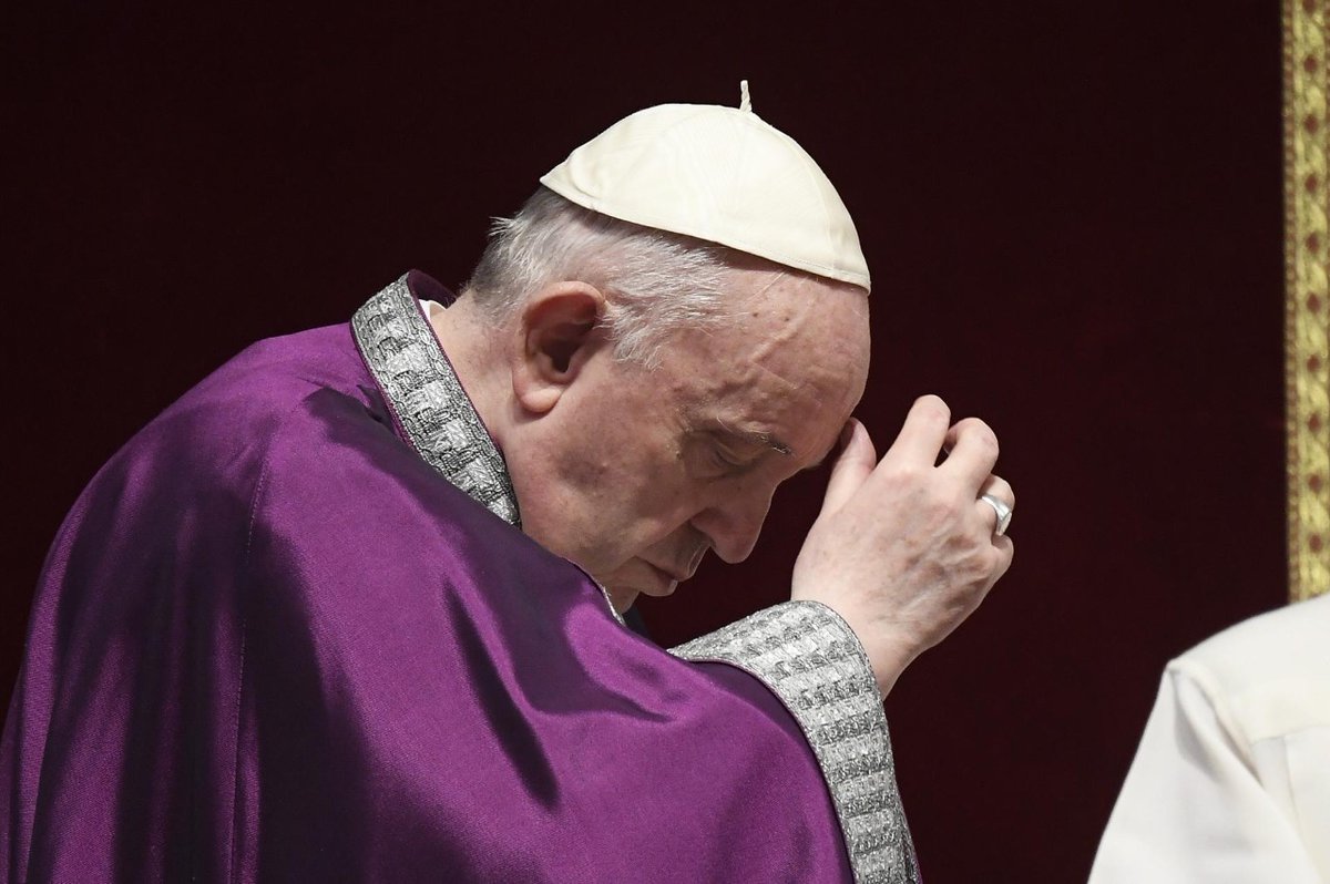 VaticanNews's tweet photo. "This is no magic formula but a spiritual act, one of complete trust by children who, amid the tribulation of this cruel and senseless war threatening our world, turn to their Mother, placing all fears and pain in her heart and abandoning themselves to her." - Pope Francis https://t.co/elmc716CnY