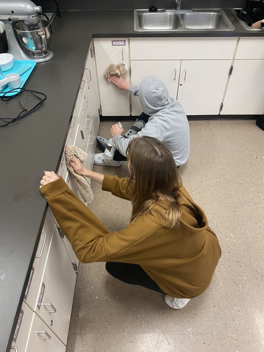 LHS210Wilcoxen's tweet photo. S P R I N G🌷C L E A N I N G 🧹🧽 #wearelemont #facs #springbreakbound https://t.co/ANMSCED14K