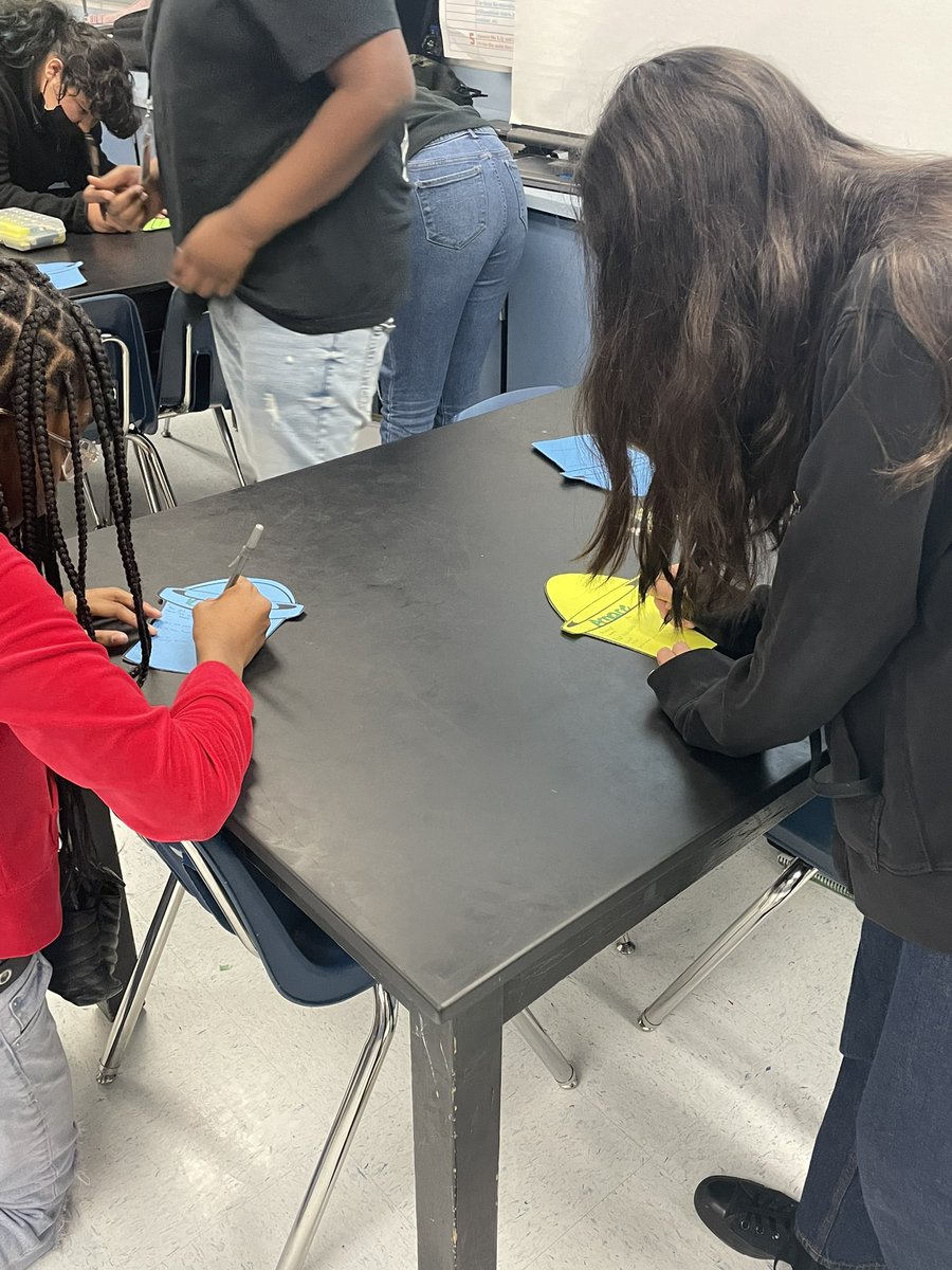 FBISDWholeChild's tweet photo. Hodges Bend AVID students spend Friday filling up their classmates’ buckets, but not before filling up their own. https://t.co/LLNzpLupBR