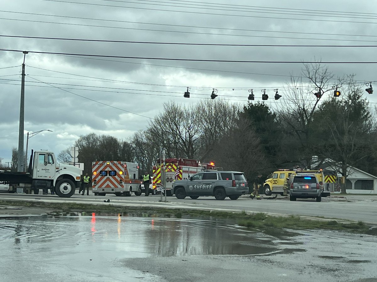 kaileenobles's tweet photo. @joeimel avoid 31w by woodburn and dollar general… bad accident https://t.co/vGvwzC6qK8