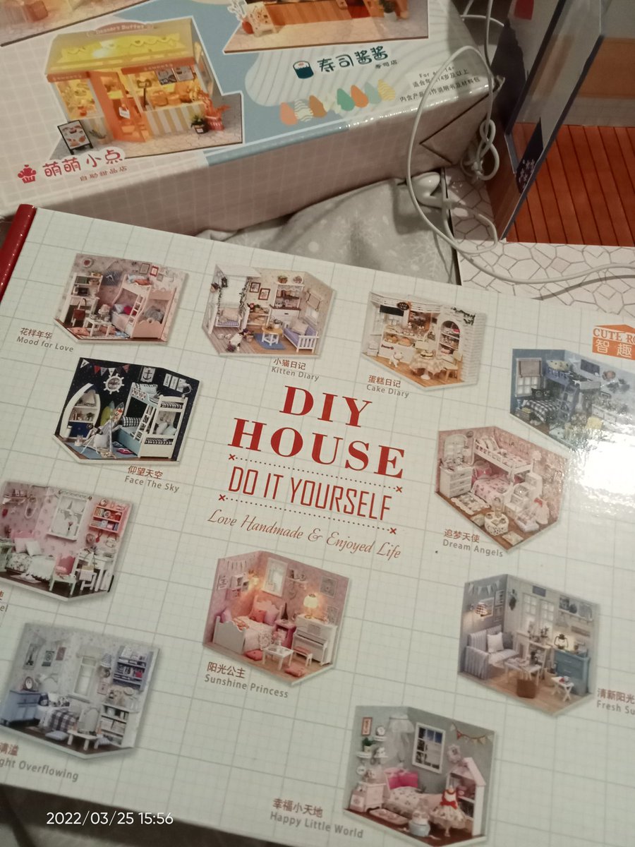arts_mell's tweet photo. Thinking of turning this mini house, room into a straykids themed Bedroom hehe what you guys think? 🤡
#art #StrayKids #ODDINARY #babystray #straykidsart #minihouse https://t.co/ER26Q5uobF