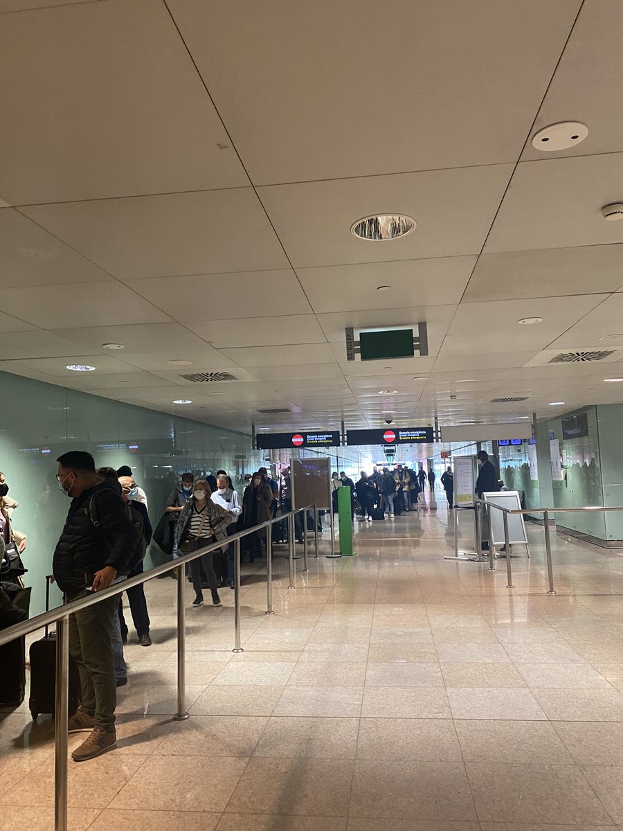 marsanclemente's tweet photo. Muy mala organización @aena y #aeropuertobarcelona. Cola kilometrica para pasajeros europeos para pasar el control de pasaporte. 1 @policia solo para 2 aviones llenos. Ole vengo de turquía y organizaron mejor 👏🏼👏🏼👏🏼 #nicewelcome https://t.co/D0zsimAFmk