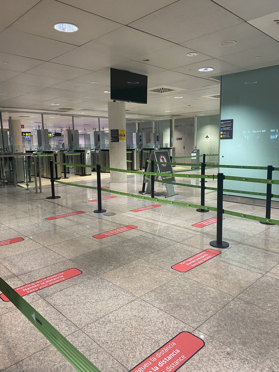 marsanclemente's tweet photo. Muy mala organización @aena y #aeropuertobarcelona. Cola kilometrica para pasajeros europeos para pasar el control de pasaporte. 1 @policia solo para 2 aviones llenos. Ole vengo de turquía y organizaron mejor 👏🏼👏🏼👏🏼 #nicewelcome https://t.co/D0zsimAFmk
