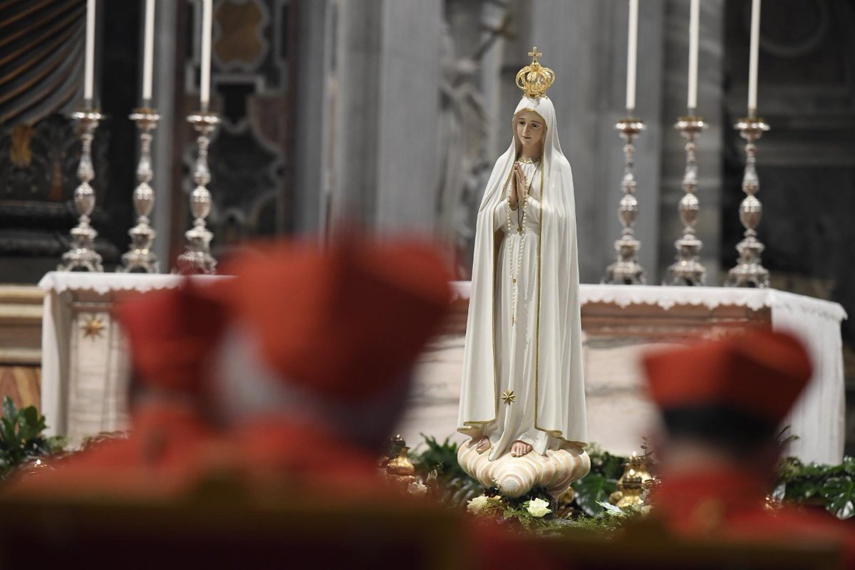 VaticanNews's tweet photo. "We consecrate ourselves to Mary in order to place ourselves fully at the disposal of God’s plans. May Mary guide our steps through the steep and arduous paths of fraternity and dialogue, along the way of peace." - Pope Francis https://t.co/rDtSOakL1L