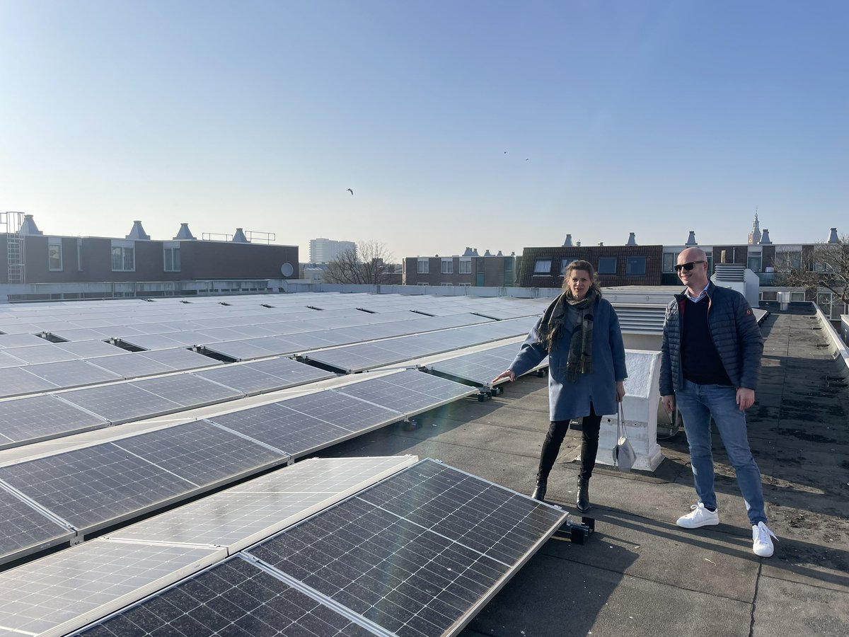 HaagseStroom's tweet photo. Bij deze hebben we officieel ons 2de zonnedak met en van @HaagseStroom geopend, in bijzijn van de 42 duurzame investeerders en het bestuur! Nu allemaal een kijkje nemen naar de 520 panelen! @GroenLiesbeth @berendpotjer En doe a.s. zondag mee met @dagtegengas! #dagtegengas https://t.co/GVIk1nPvdm