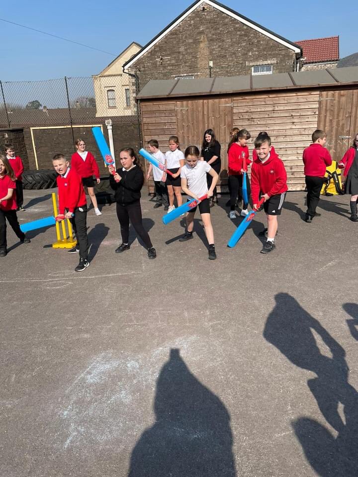 Sun and cricket … what else is more perfect - thank you <a href="/EvsCommCoach/">Coach Evs</a> <a href="/CricketWales/">Criced Cymru / Cricket Wales 🏏🏴󠁧󠁢󠁷󠁬󠁳󠁿</a>
