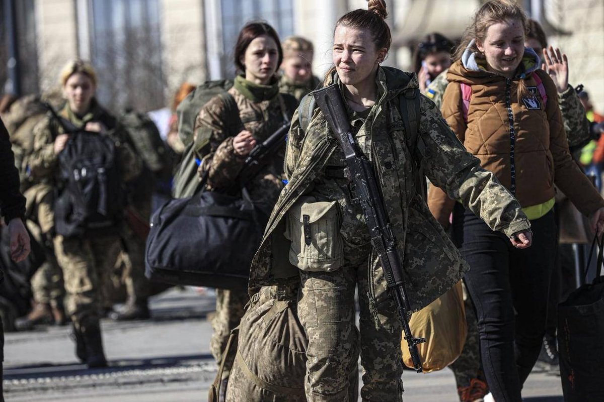 Ukrainian military young women before being sent to the front.
#Lviv, railway station.
#Ukraine