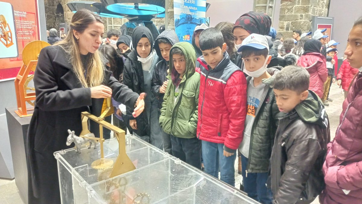 Öğretmen ve öğrencilerimiz;
📌Sibernetik ve robotiğin babası kabul edilen,

📌 #Diyarbakır’da yaşamış Müslüman bilim insanı El-Cezeri’nin 

📌2️⃣5️⃣ makinesi 🤖 ve Türkiye’nin ilk uçan arabası🚗 ‘CEZERİ’nin yer aldığı sergiyi ziyaret etti. 

<a href="/tcmeb/">Millî Eğitim Bakanlığı</a>
<a href="/munirkaraloglu/">Münir Karaloğlu</a>
<a href="/Murat4Kucukali/">Murat Küçükali</a>