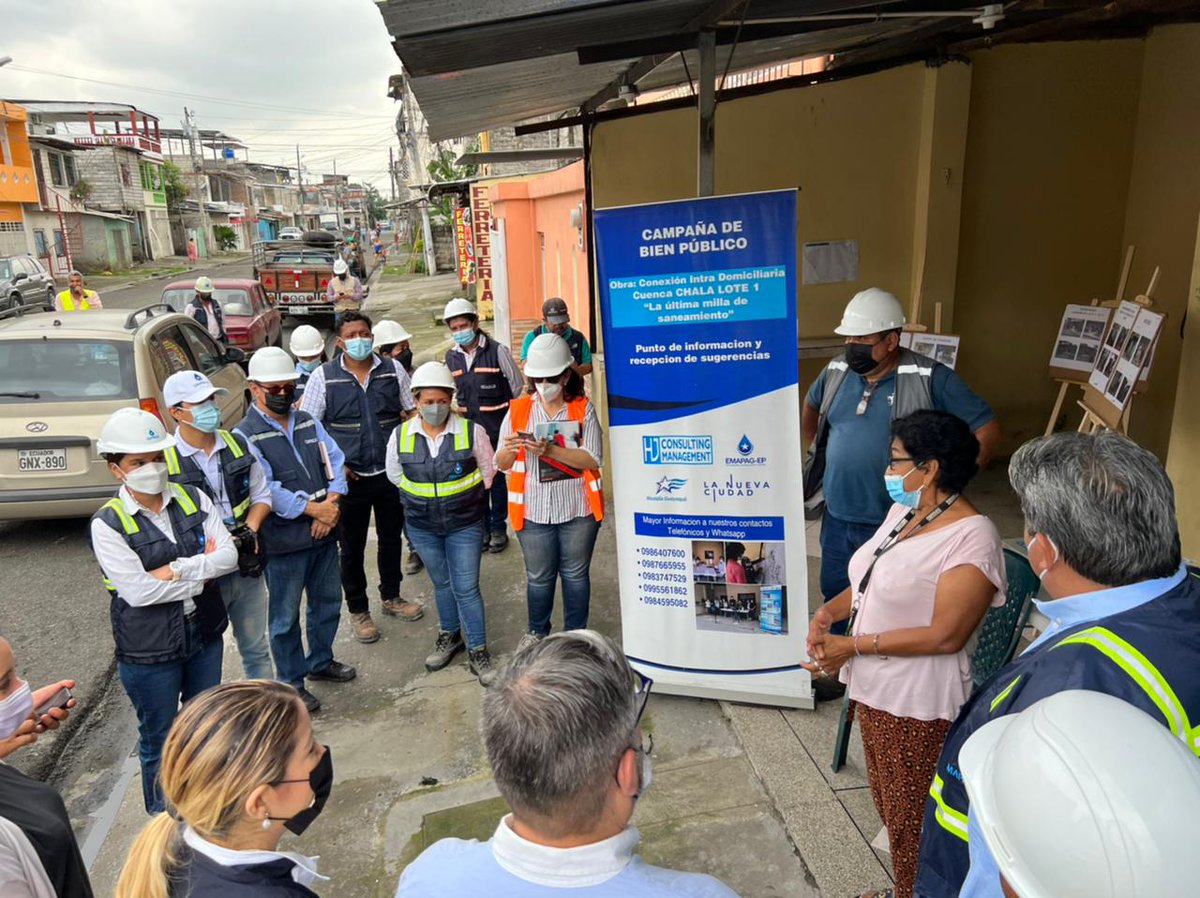 SoyJCAlvarez's tweet photo. Continuamos en el recorrido con el equipo técnico de @emapagye en los proyectos que apoya @BancoMundialLAC. Conversamos con los beneficiarios, es muy emocionante ver cómo estos proyectos mejoran la calidad de vida de las familias guayaquileñas. https://t.co/Q0UBZK2lFt