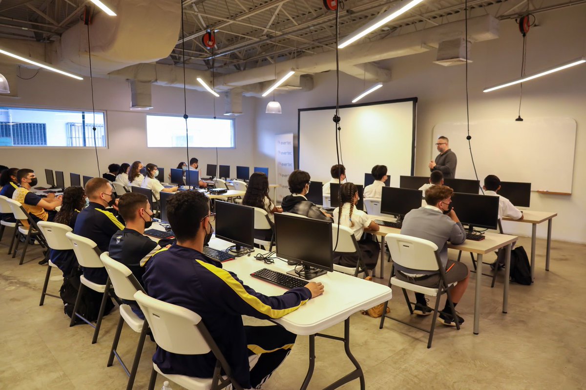 En la Mañana de hoy Compartiendo con las Escuelas Bayamon Military Academy y la Papa Juan 23 junto Hon. <a href="/ramonluisrivera/">Ramon Luis Rivera</a> Y profesores En el <a href="/TMobilePR/">T-Mobile Puerto Rico</a> &amp; E4 <a href="/5gnbiotlab/">5G & NB-IoT Innovation Lab</a> Temas #Steam #5G #3Dprinting #iot <a href="/nuisxcorp/">NUISX</a> @amigosdebayamon <a href="/TMobile/">T-Mobile</a> <a href="/TechExperience/">Tech Experience</a>  <a href="/JEMartel/">Jorge Martel</a> <a href="/FrancesJRodz/">Frances J. Rodriguez</a>