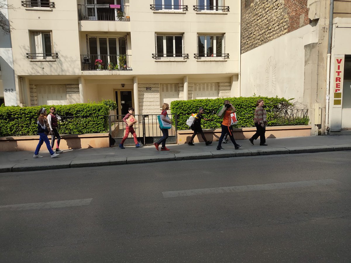 EmmanuelleRansy's tweet photo. Mes élèves trop fiers! En route pour déposer des dons aux ukrainiens . Bravo !
Merci à la mairie du 15ème Paris!#Paris15
#SolidariteUkraine https://t.co/JBTxRPzb5J