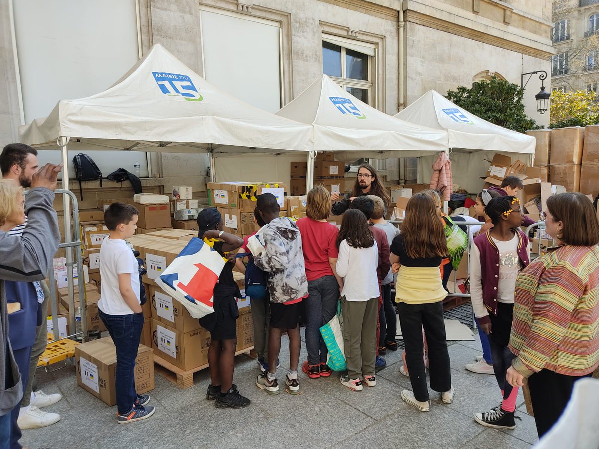 EmmanuelleRansy's tweet photo. Mes élèves trop fiers! En route pour déposer des dons aux ukrainiens . Bravo !
Merci à la mairie du 15ème Paris!#Paris15
#SolidariteUkraine https://t.co/JBTxRPzb5J
