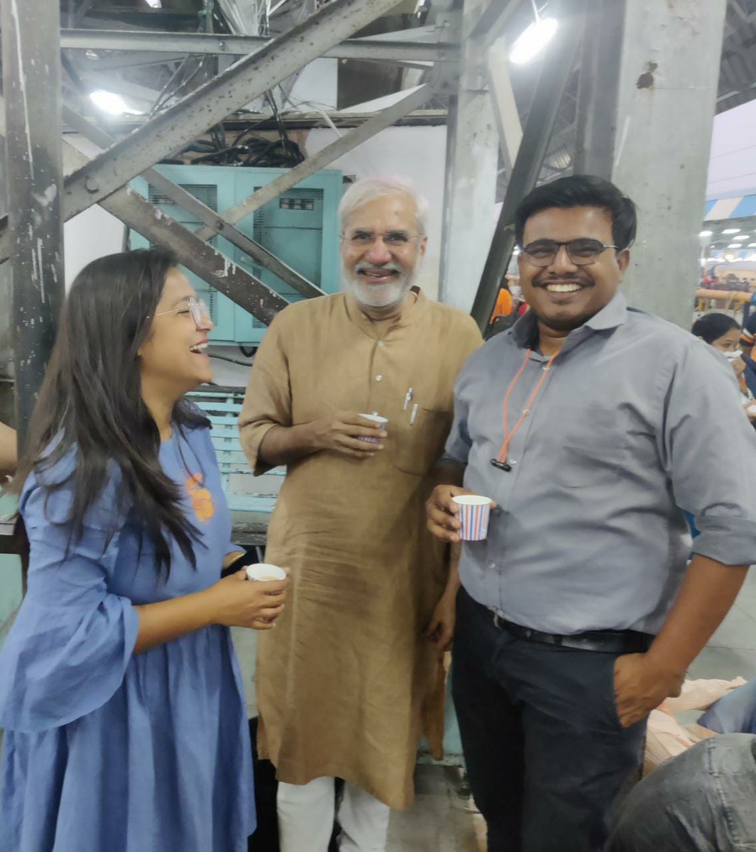 journoshaswat's tweet photo. "हम भाषा को नहीं बोलते, भाषा हमें बोलती है" - @rahuldev2 
एक छोटी सी मुलाकात हमेशा याद रहेगी सर. चाय की चुस्कियां लेते हुए बहुत कुछ सीखने को मिला आपसे. https://t.co/mAbejxtBSZ
