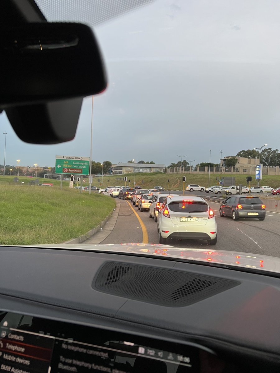 AnnaG_SA's tweet photo. @JoburgMPD is there a technical reason for the robots being out of order  Witkoppen/Rivonia off-ramp and all along Witkoppen esp Montecasino intersection ? Most of this year? No trained points-men or cops…Accidents waiting to happen https://t.co/xyIEfPqL5b