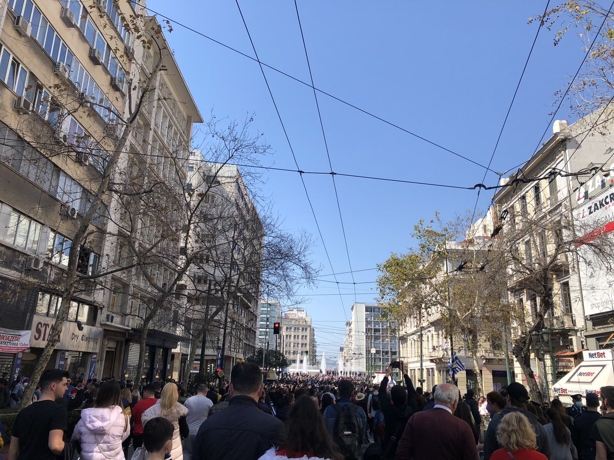 dotyunho's tweet photo. Tänään vietetään toista Kreikan kahdesta kansallispäivästä. Sen kunniaksi kaupungilla järjestettiin sotilasparaati. Kansallispäivän perinteisiin kuuluu myös frieeratun turskan ja skordalian syöminen. 
#Kreikka #Ateena #harjoittelu #edufi_youth https://t.co/XgfOBTHXzl